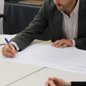 Trabajador con un informe que ilustra el indicador económico de Madrid de EPA, que es la Encuesta de Población Activa