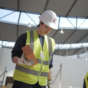 Trabajadora mujer de la construcción en Madrid que ilustra el indicador económico de Madrid de los datos de afiliación