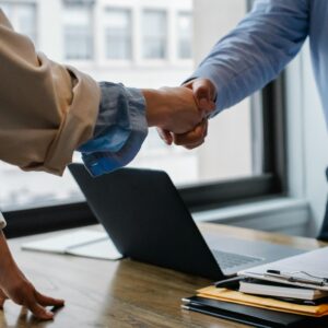 Empresarios dándose la mano que ilustra el indicador económico de Madrid de Confianza Empresarial