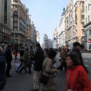 Turistas en la Gran Vía de Madrid que ilustran el indicador económico del Turismo en Madrid