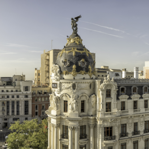 Edificio Metropoli en la Gran Vía de Madrid que ilustra los informes económicos anuales del Ayuntamiento de Madrid sobre la ciudad
